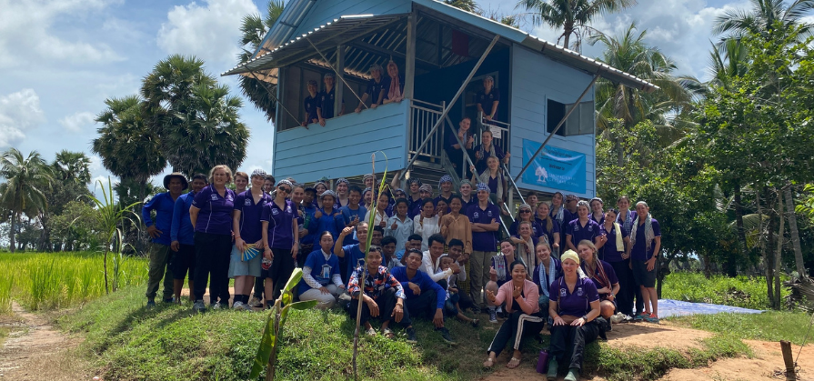 Av԰ Students and Staff building houses in Cambodia