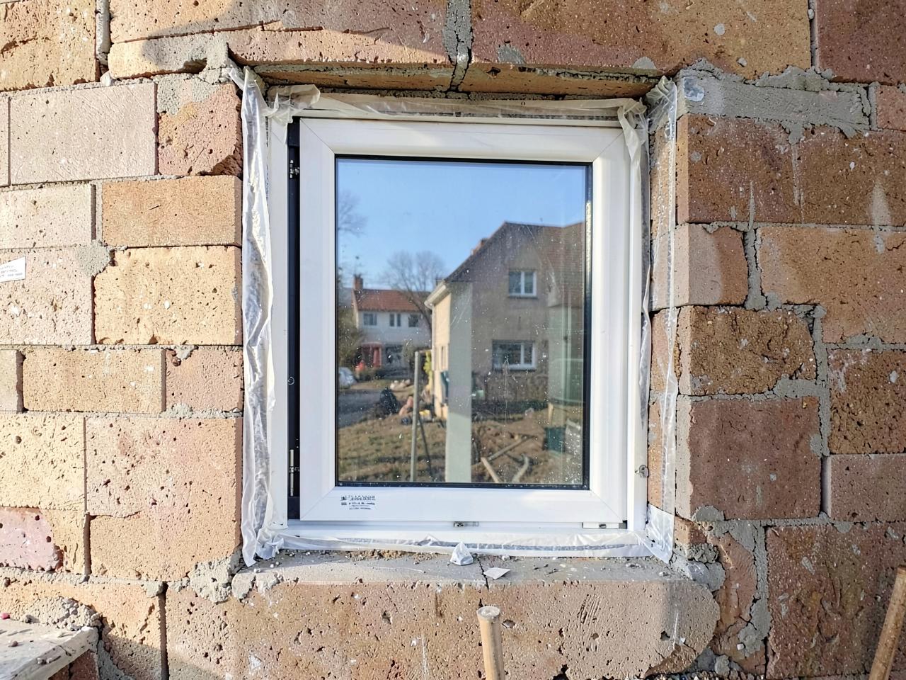 Eingebautes Fenster mit abgedichtetem Anschluss in der Laibung