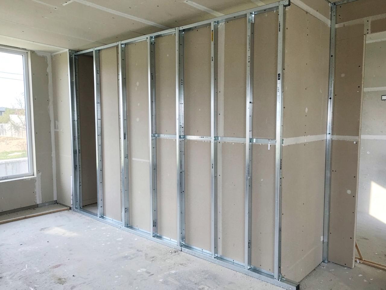 Ständerwerk einer Trockenbauwand mit begonnener Beplankung