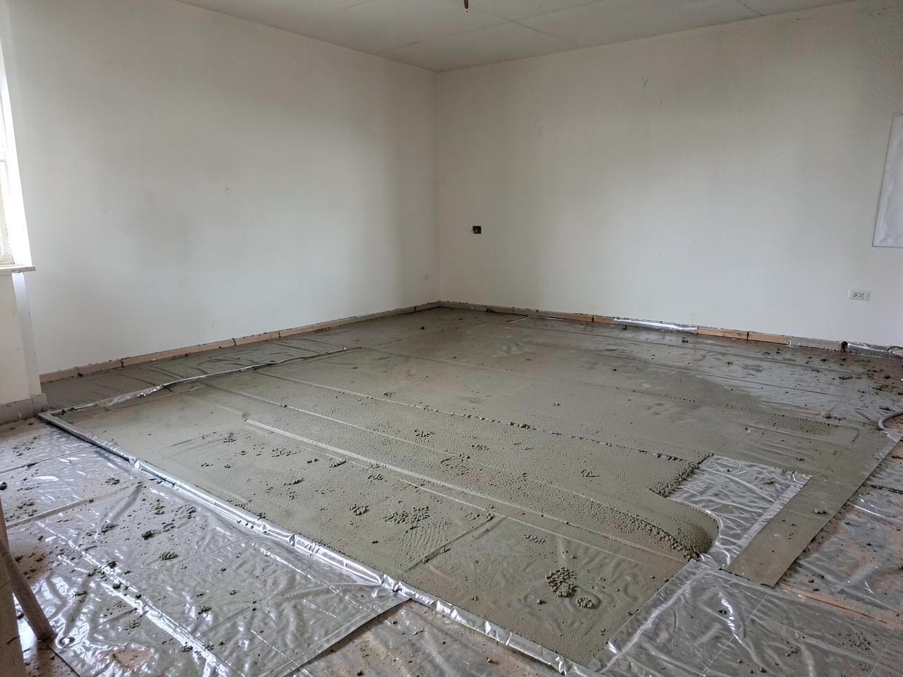 Bodenaufbau mit Trennlage und frisch eingebrachtem Estrich