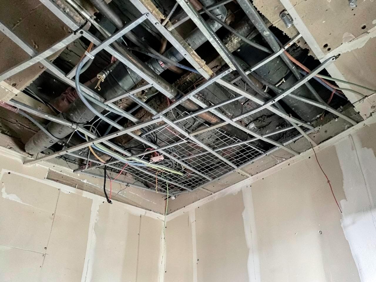 Abgehängte Decke mit Leitungsraum über der Unterkonstruktion
